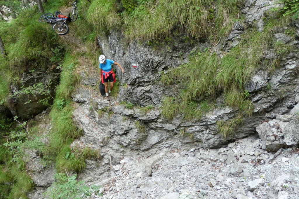 #4 Sentier effondré: noter la taille de la ficelle qui sert de main courante... Sentier effondré: noter la taille de la ficelle qui sert de main courante...