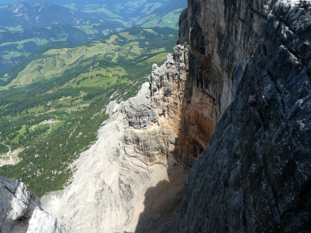 Impressionnantes parois verticales en montant au Monte Cavallo