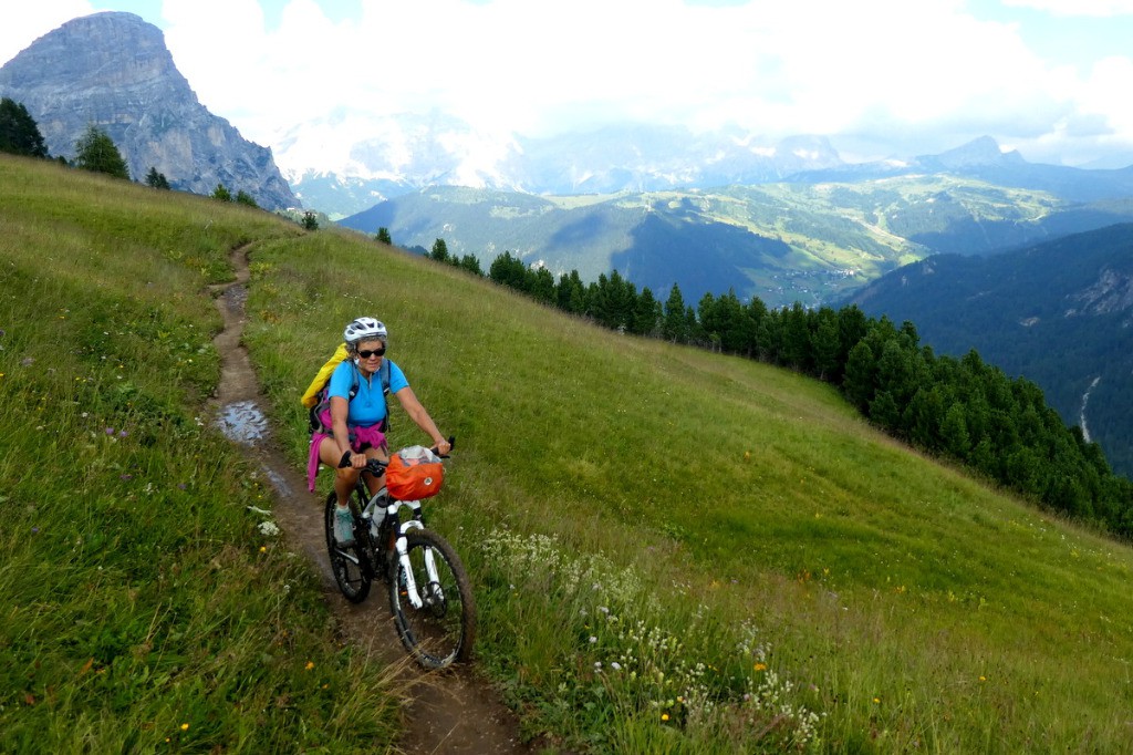 Sentier de montée au Passo Gardena