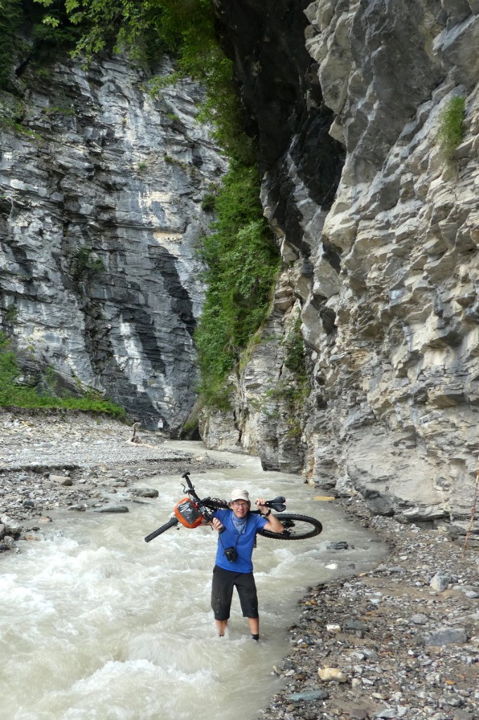 #11 Franchissement d Franchissement d'un torrent à la sortie d'une gorge: heureusement qu'il n'est pas en crue !
