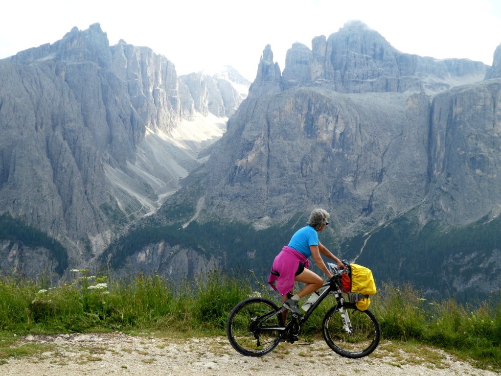 Sentier de montée au Passo Gardena