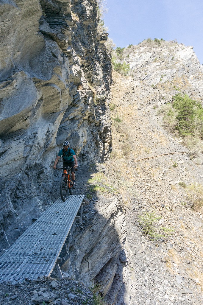 Ravines et passerelle : du gaz en-dessous !