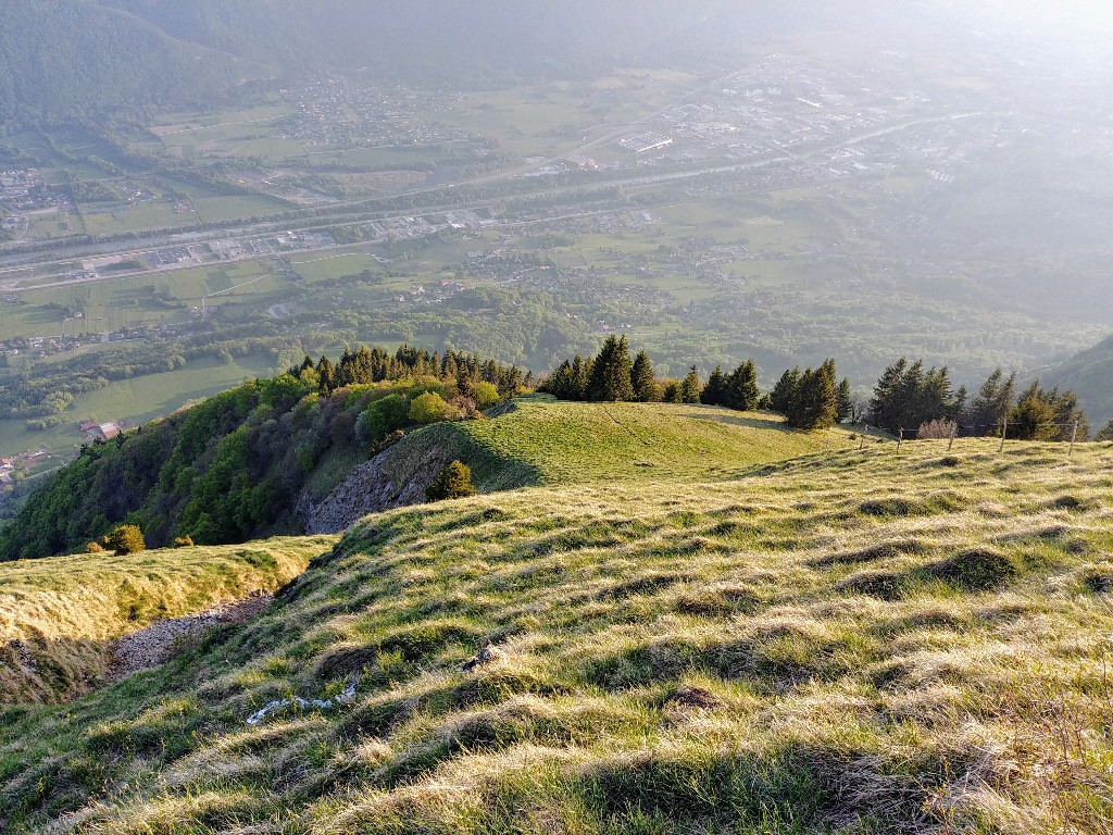 Repérage : on distingue bien une sente en bas