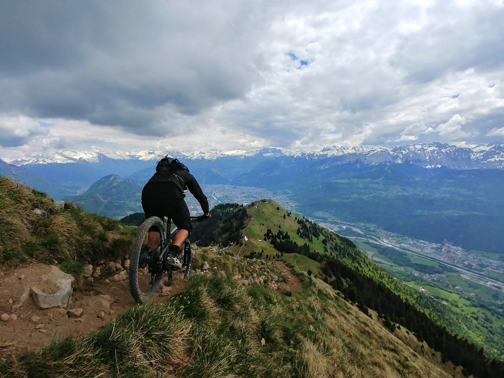 Descente Est : c'est engagé par endroits