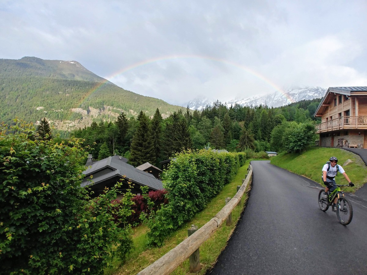 Belle surprise sous forme d'arc-en-ciel. Derrière l'aiguillette est presque déneigée !