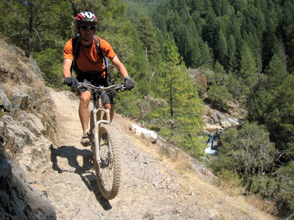 #3 Downieville Downhill : Quelques portions plus cassantes au dessus de la rivière Downieville Downhill : Quelques portions plus cassantes au dessus de la rivière