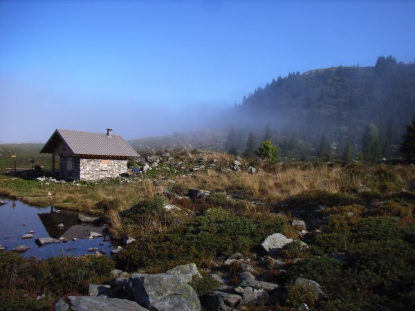 #2 Roc du Léat : Au fond le sommet, devant une cabane flambante mais à priori privée Roc du Léat : Au fond le sommet, devant une cabane flambante mais à priori privée