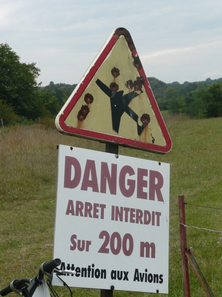 #1 Passage Extrêmement Dangereux : Baissez vous !
on se demande si le danger vient des avions ou des chasseurs ... affaire à suivre Passage Extrêmement Dangereux : Baissez vous !
on se demande si le danger vient des avions ou des chasseurs ... affaire à suivre
