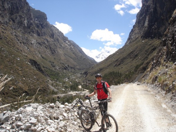 #4 hugo2 : En sortant de La Quebrada Cojup, en fond le Palcaraju 6110m. on est pratiquement a 4000m hugo2 : En sortant de La Quebrada Cojup, en fond le Palcaraju 6110m. on est pratiquement a 4000m