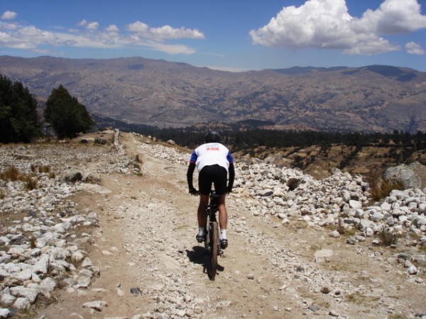 #6 louis2 : Louis sur le chemin après le Lodge "Way Inn". Sa roule bien, mais pas mal de pierres... louis2 : Louis sur le chemin après le Lodge "Way Inn". Sa roule bien, mais pas mal de pierres...