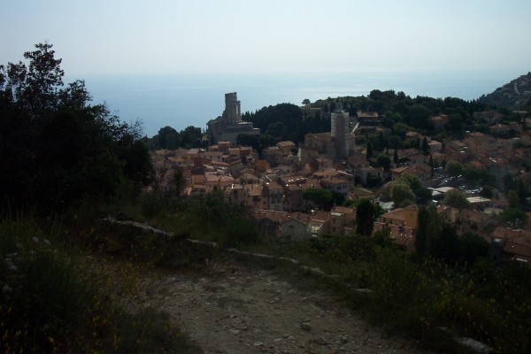 #5 La Turbie : Le village de La Turbie, vu depuis un des lacets du GR 51b descendant du Mont Bataille. La Turbie : Le village de La Turbie, vu depuis un des lacets du GR 51b descendant du Mont Bataille.