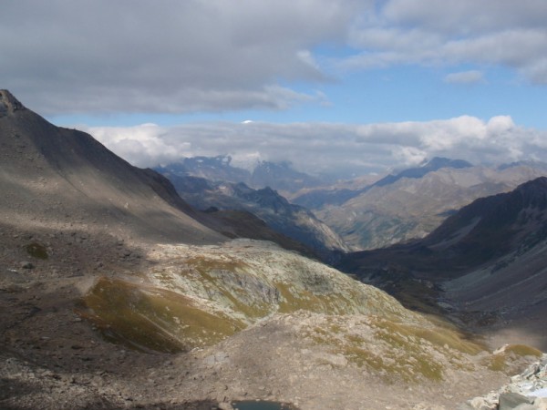 #15 combe de la neuva : La combe de la neuva, depuis le col du grand fond. Avec le haut du Mont Blanc qui pointe . combe de la neuva : La combe de la neuva, depuis le col du grand fond. Avec le haut du Mont Blanc qui pointe .