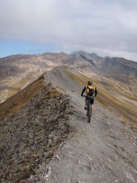 crêtes des gittes : Et c'est parti pour la descente avec en fond un magnifique pylone (special dedicace à eric, au fait c quoi comme modèle?)