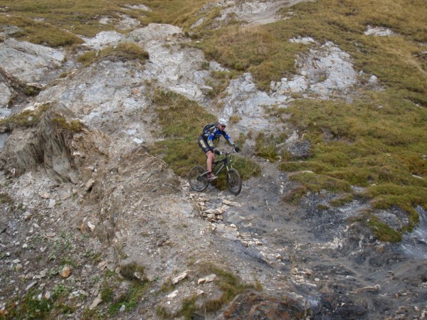 #9 descente de raja : Descente en single, bien suivre les epingles sous peine de surprise. descente de raja : Descente en single, bien suivre les epingles sous peine de surprise.