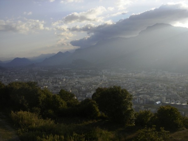 Grenoble et le Vercors : Grenoble dominé par la falaise est du Vercors