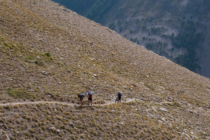 Col Girardin : Premier portage... d'une longue série