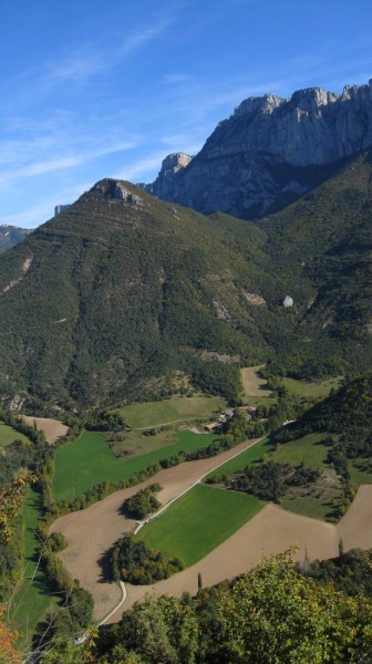 #47 Abbaye de Valcroissant : et col de Ménil depuis le Pas du loup Abbaye de Valcroissant : et col de Ménil depuis le Pas du loup
