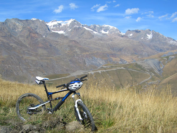 #1 Les Grandes rousses : Manque encore un peu de neige pour... Ah oui on n Les Grandes rousses : Manque encore un peu de neige pour... Ah oui on n'est pas sur skitour....