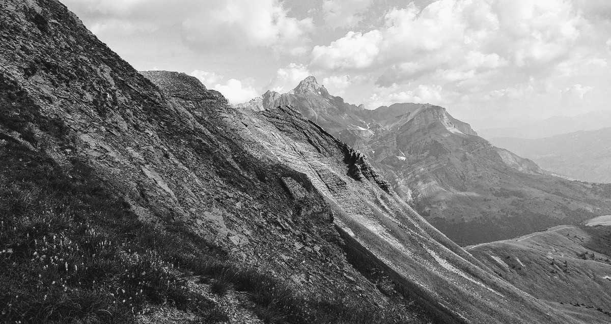 Sur la pointe percée en noir et blanc