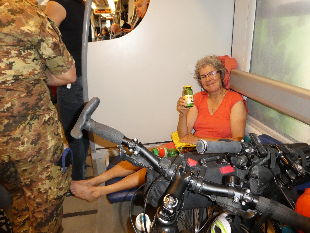 Attention, il n'y a pas que du jus de fruit dans la bouteille ! Et dans le train, pas que des militaires...