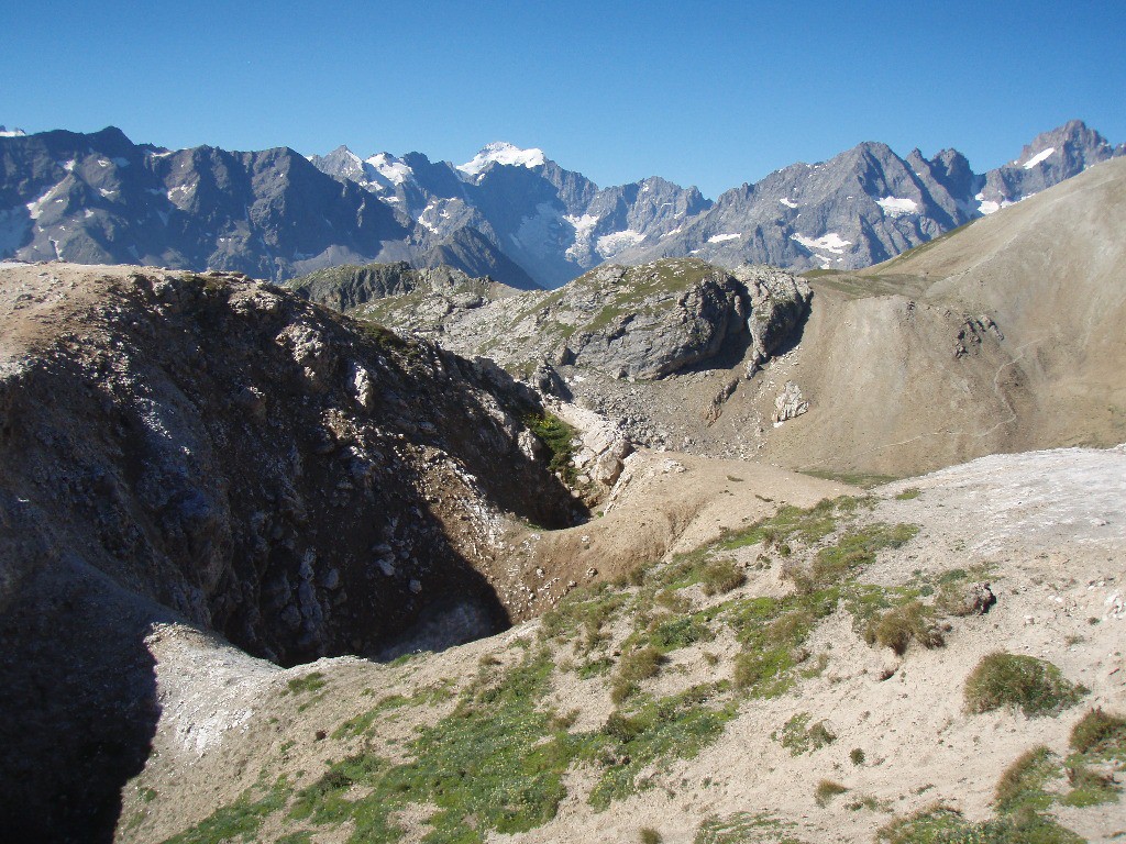 Les fameuses dolines de gypse au Galibier, sur fond de Barre