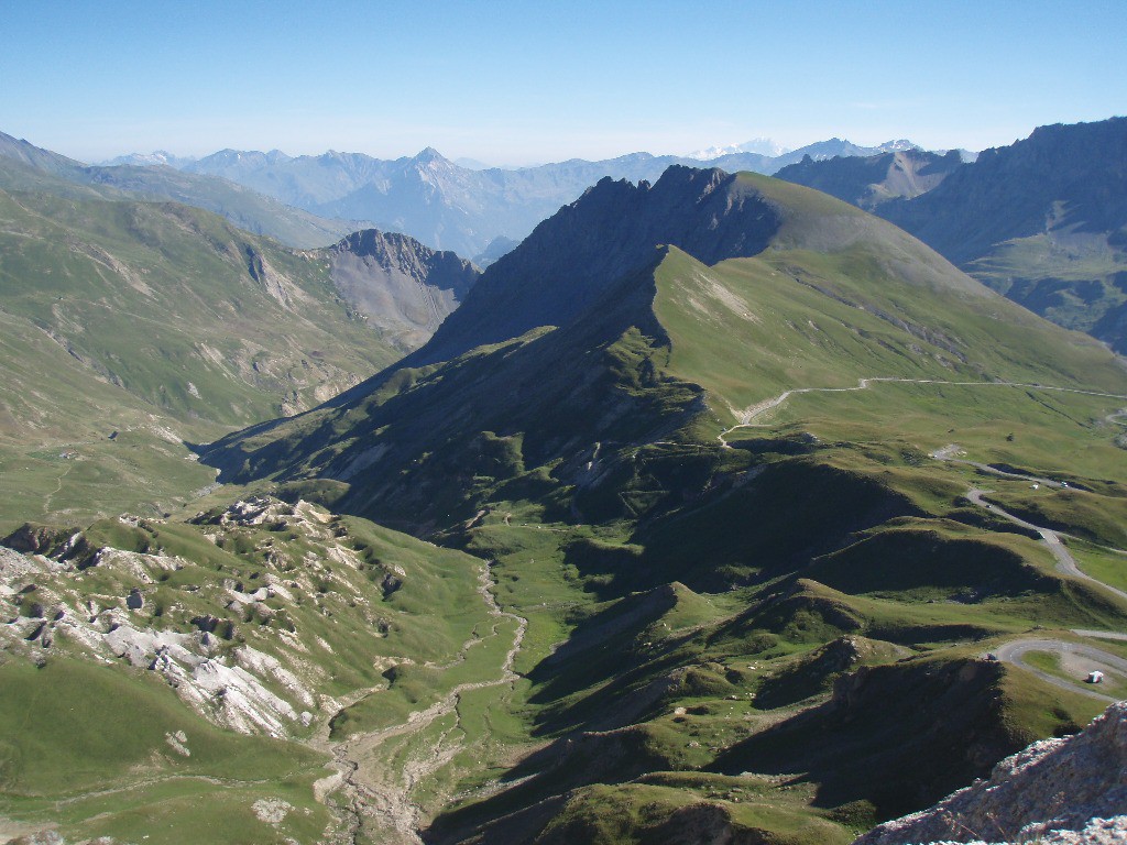 Vue sur la combe de Mortavieille (à gauche) depuis le Galibier