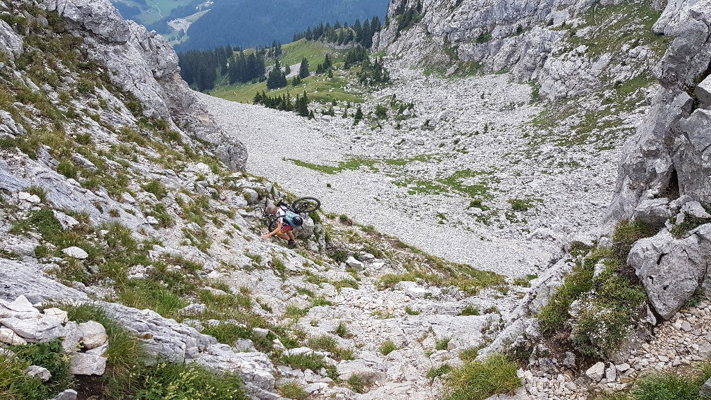 Col d'Encrenaz, passage difficile, pour descendre de ce côté, prévoir un équipement pour porter le VTT sur le dos pour avoir les deux mains libres. 