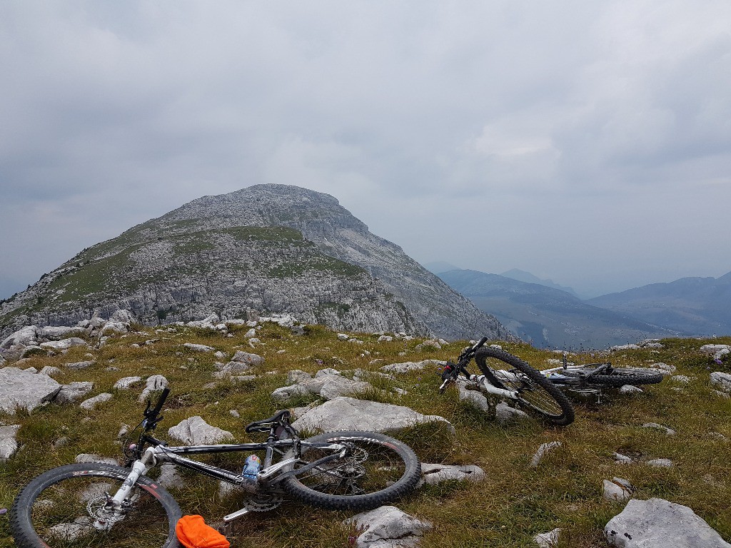 Sommet, belle vue panoramique malgré le temps orageux.