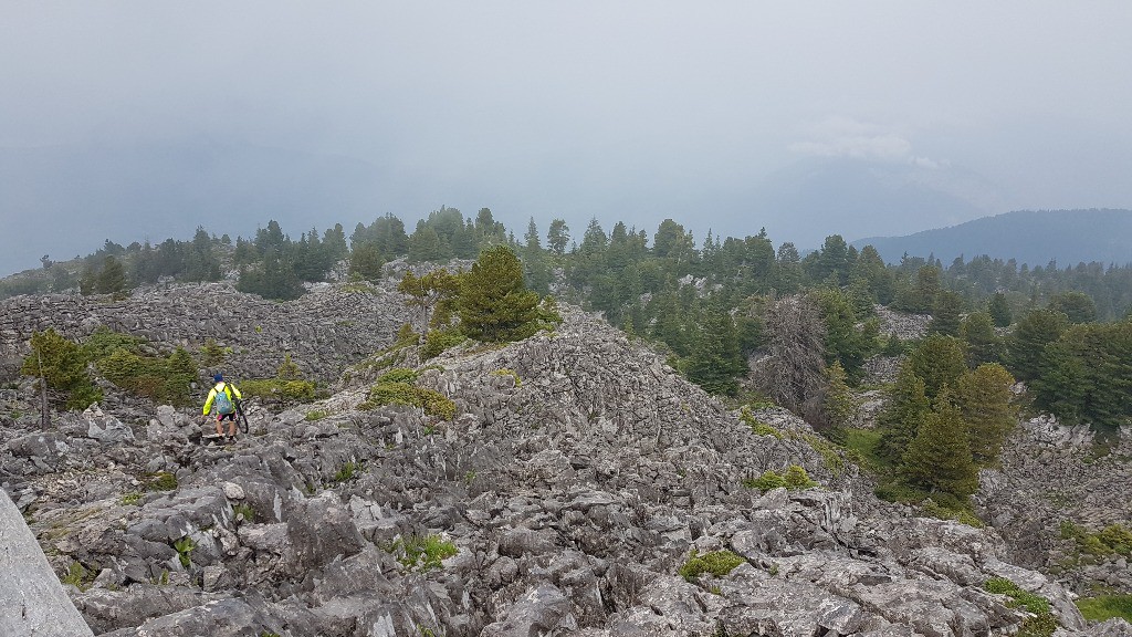 Lapiaz magnifiques, rien de cyclable dans cette zone.