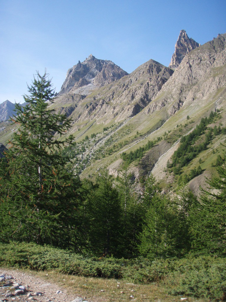 Aiguille Pierre André et Aiguille Large dans le vallon Mary