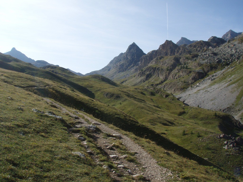 Montée au Col Mary tout au fond !