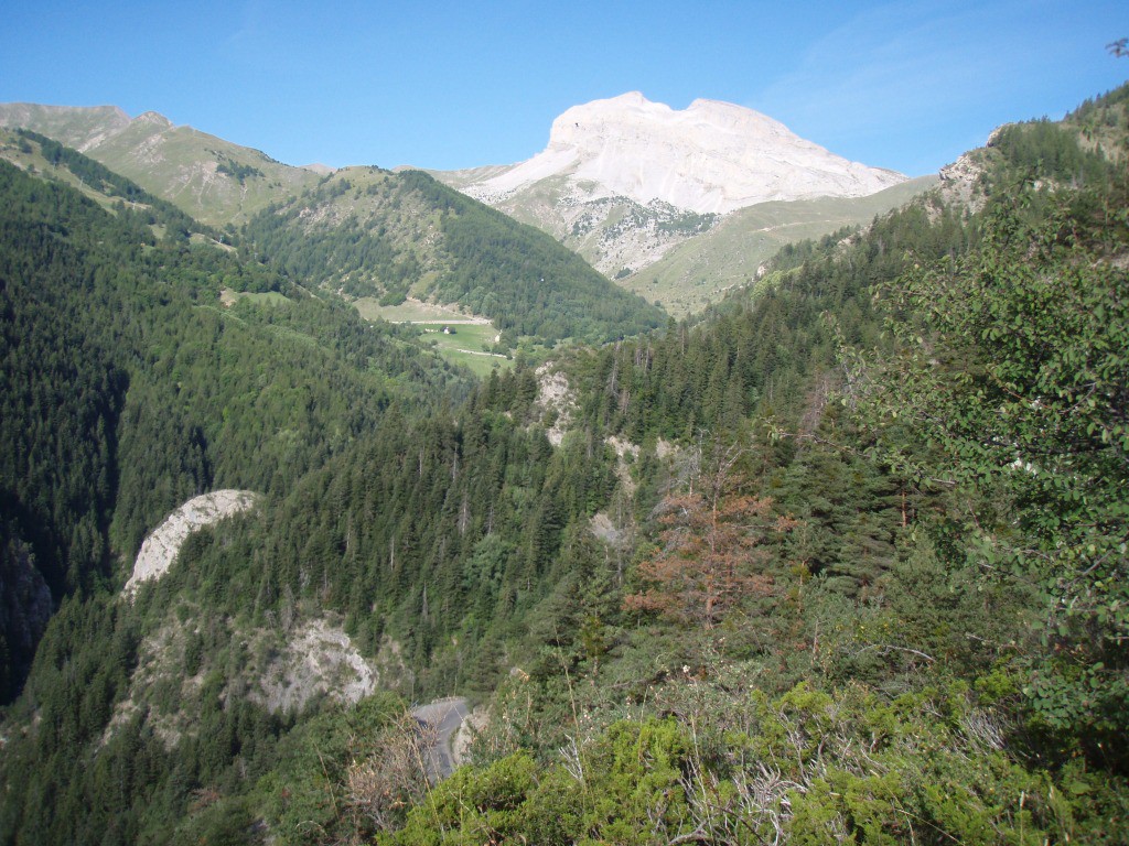 Juste avant de rejoindre la route du Col d'Allos, vue sur la Grande Séolane