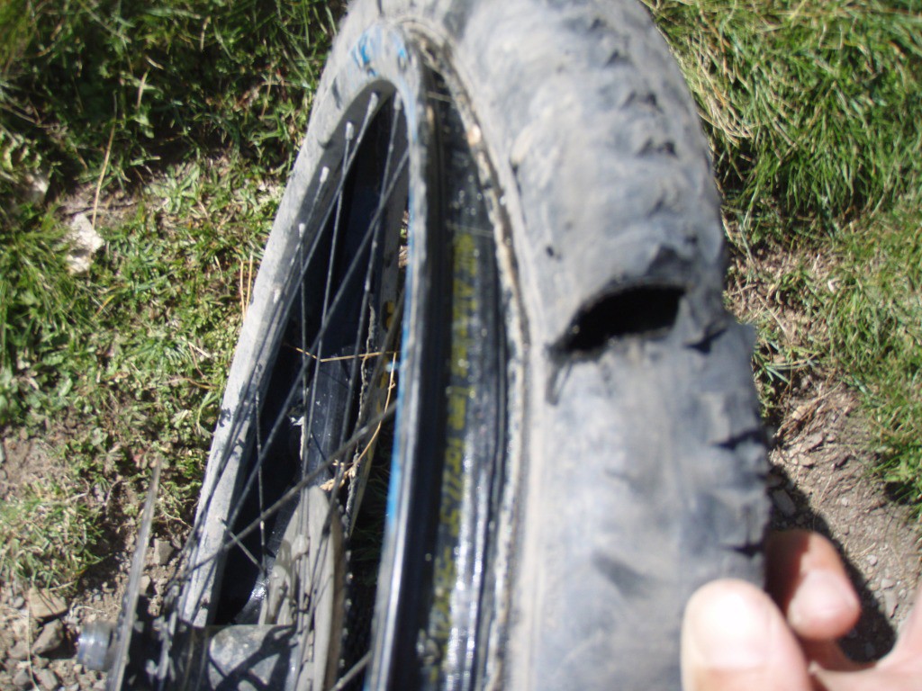 Pneu déchiré sous le col de Sestrière !