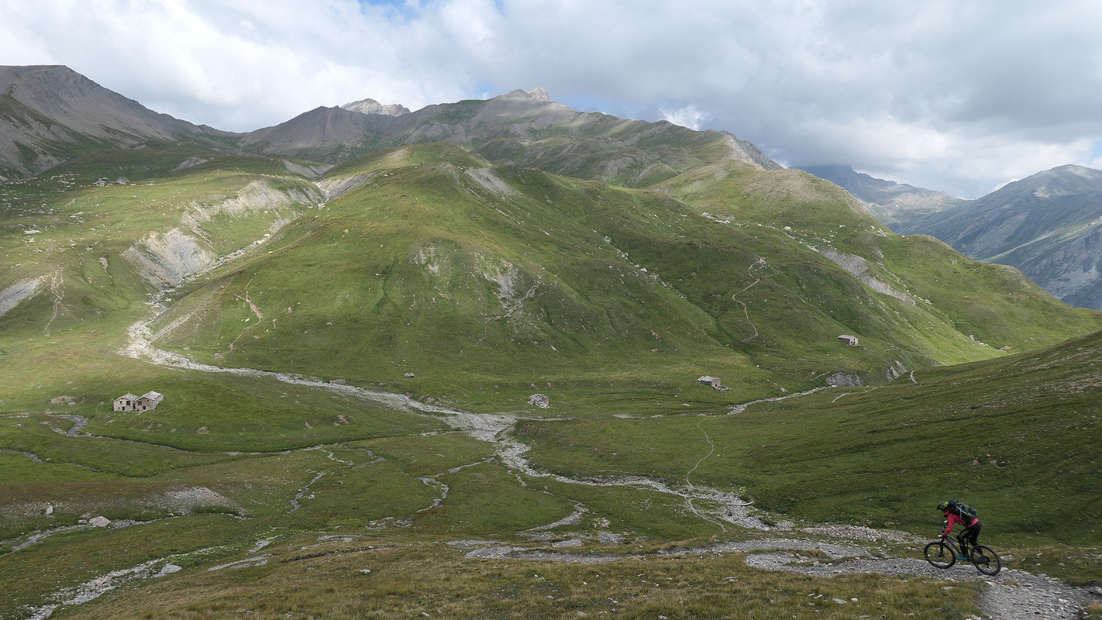 Sylvie dans la descente du col de Bellino (versant nord)