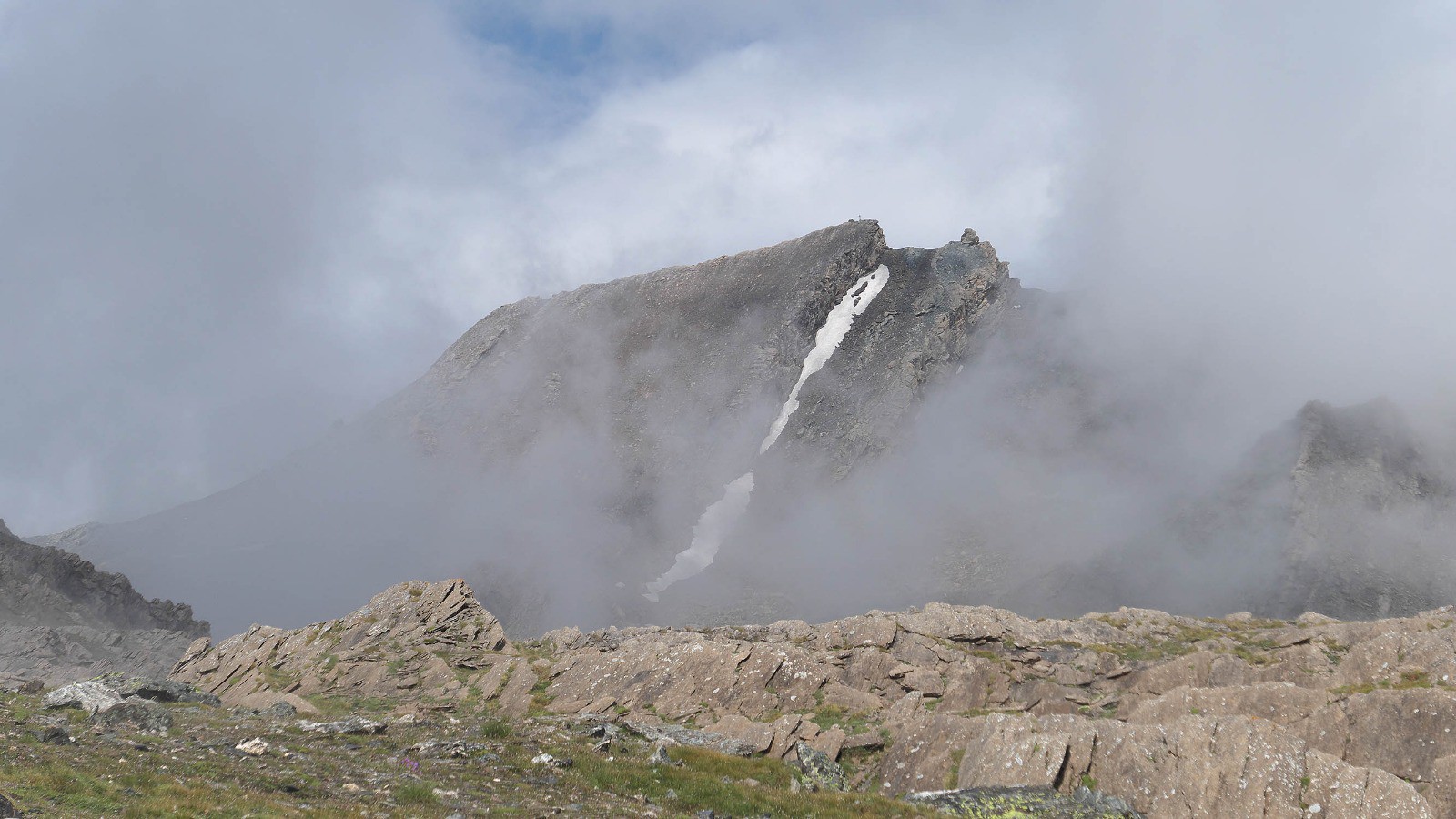 Un des 2 objectifs de demain sort des nuages : le mont de Salsa
