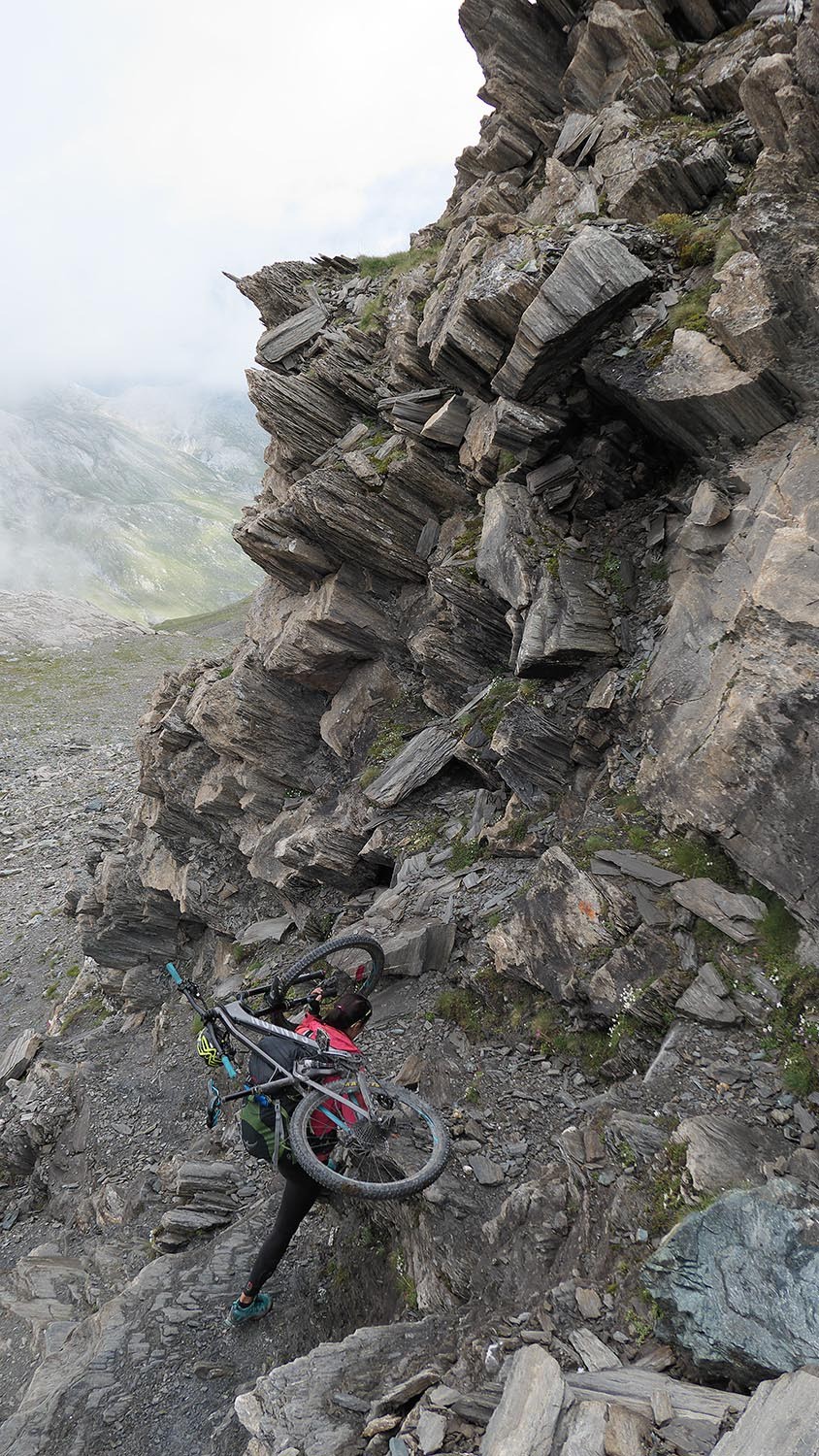 Fin d'un portage de plus de 1000 m dans le val Varaita di Rui