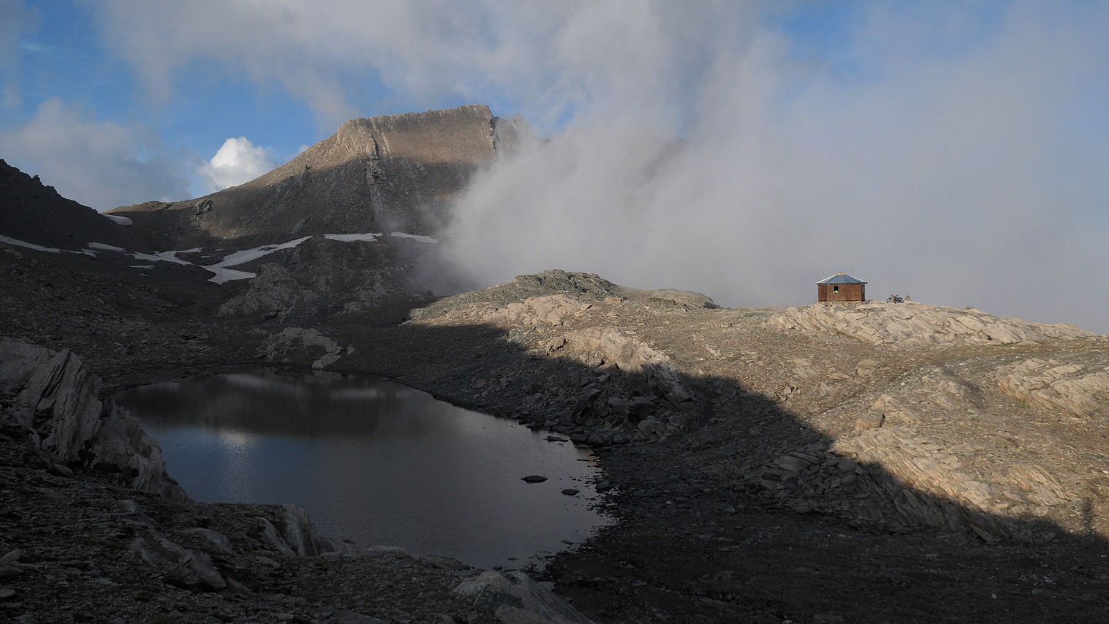 #14 Le refuge Boerio (3090) domine le lac de Mongioia Le refuge Boerio (3090) domine le lac de Mongioia