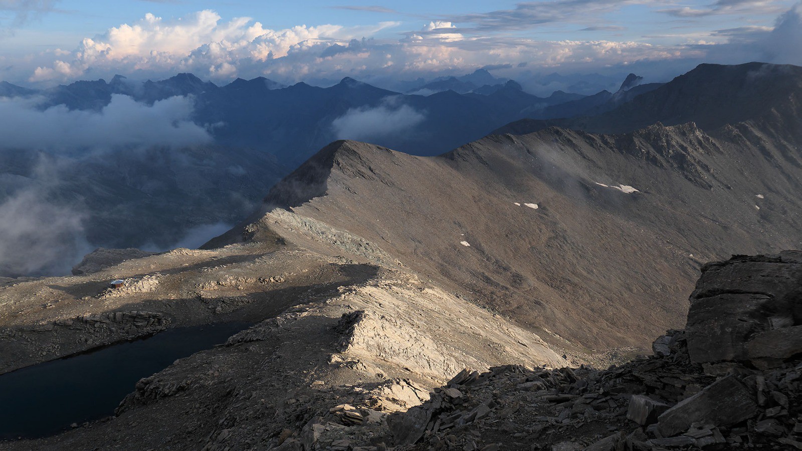 Vue sur le refuge Boerio lors d'un repèrage le soir au Rubren