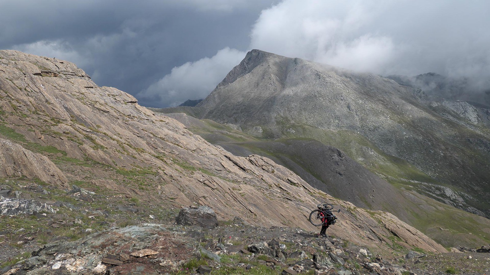 Fin d'un portage de plus de 1000 m dans le val Varaita di Rui
