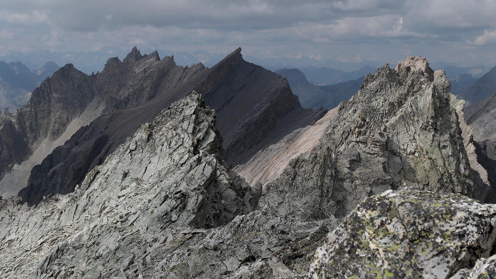 Depuis le Mont de Maniglia, vue sur les sauvages crêtes entre la Pointe de Roure, les Dents de Maniglia et la Pointe Haute de Mary