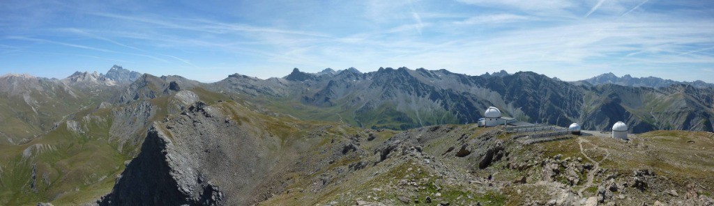 Panorama depuis l'Observatoire du Pic de Chateau Renard : Viso et Agnel à gauche, Tete des Toillies et Refuge de la Blanche au centre.