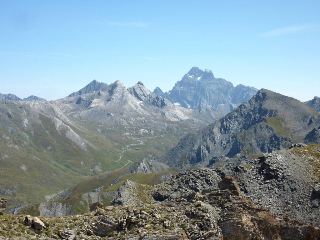 Vue sur J2 et J3 avec l'Agnel en premier plan et le Viso derrière.