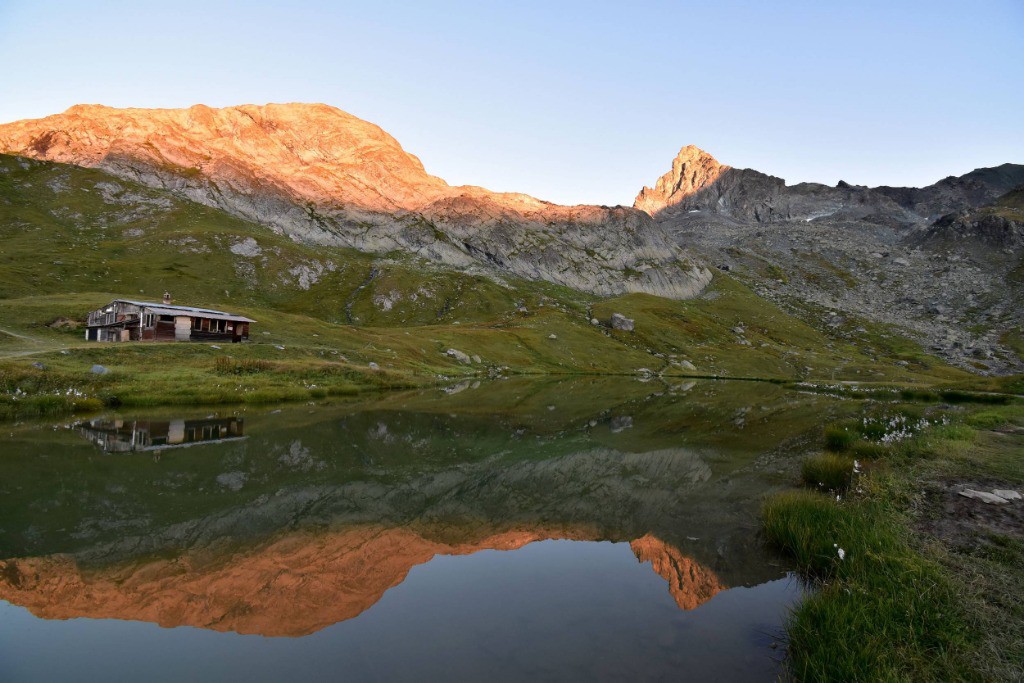 Lac de la Blanche depuis le refuge, au pied de la Tête des Toillies