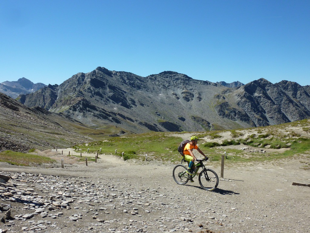 #9 Arrivée au Col vieux, montée sur le vélo. Au loin le 1er col du jour, celui de Chamoussière et la descente sur le refuge Agnel Arrivée au Col vieux, montée sur le vélo. Au loin le 1er col du jour, celui de Chamoussière et la descente sur le refuge Agnel