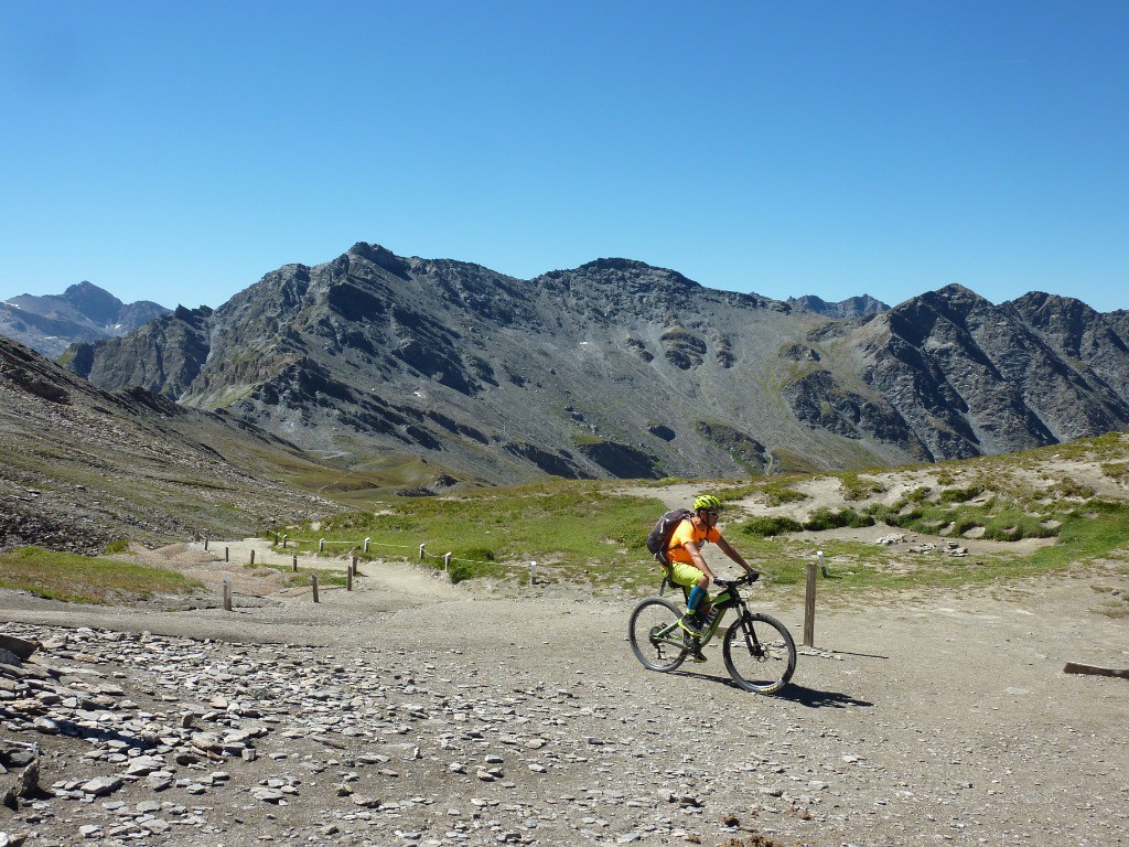 Arrivée au Col vieux, montée sur le vélo. Au loin le 1er col du jour, celui de Chamoussière et la descente sur le refuge Agnel