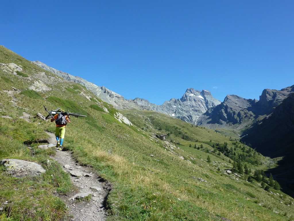 portage en direction du refuge du Viso