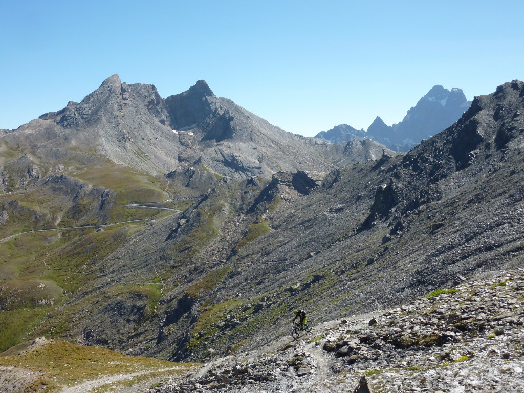 #5 Descente face nord du col de Chamoussière par un single raide mais propre et joueur : vue sur l Descente face nord du col de Chamoussière par un single raide mais propre et joueur : vue sur l'Agnel, le pain de Sucre et le Viso à droite