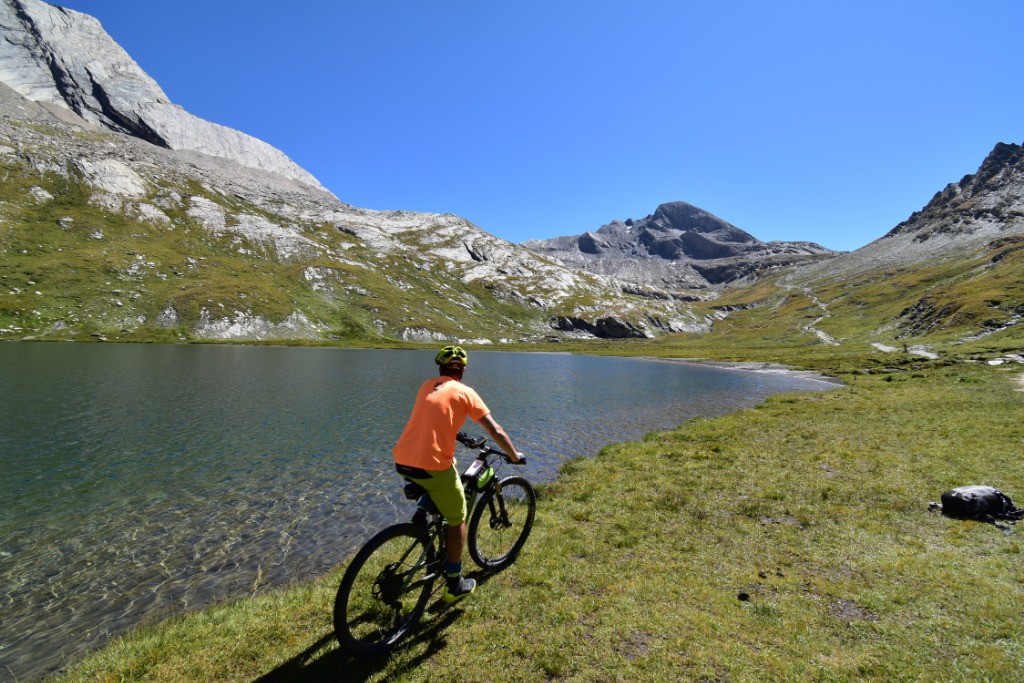 #12 Lac Foréant et Col Vieux en arrière plan avec le Pain de Sucre à gauche Lac Foréant et Col Vieux en arrière plan avec le Pain de Sucre à gauche