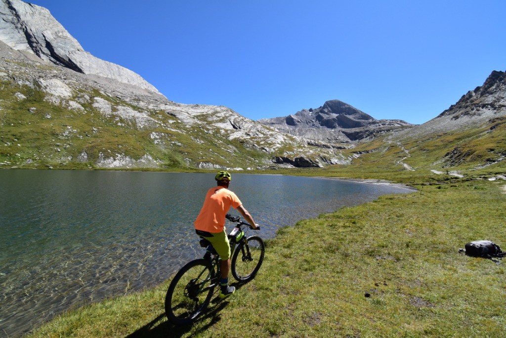 Lac Foréant et Col Vieux en arrière plan avec le Pain de Sucre à gauche