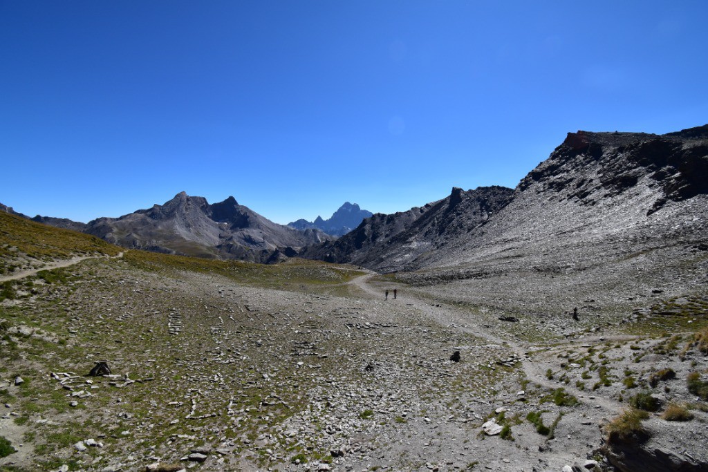 Col de Chamoussière : vue sur l'Agnel, le pain de Sucre et le Viso à droite